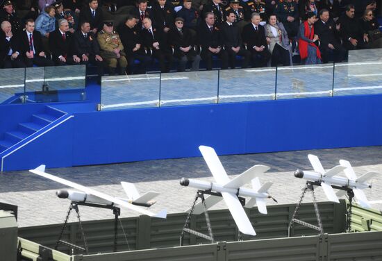 Президент РФ Владимир Путин и председатель КНР Си Цзиньпин на Красной площади в Москве на военном параде, посвященном 80-летию Победы. 9 мая Россия отмечает 80-летие Победы в Великой Отечественной войне 1941-1945 годов. Место: Россия, Москва. Автор: Алексей Майшев/РИА Новости. Официальные лица на военном параде в честь 80-летия Победы