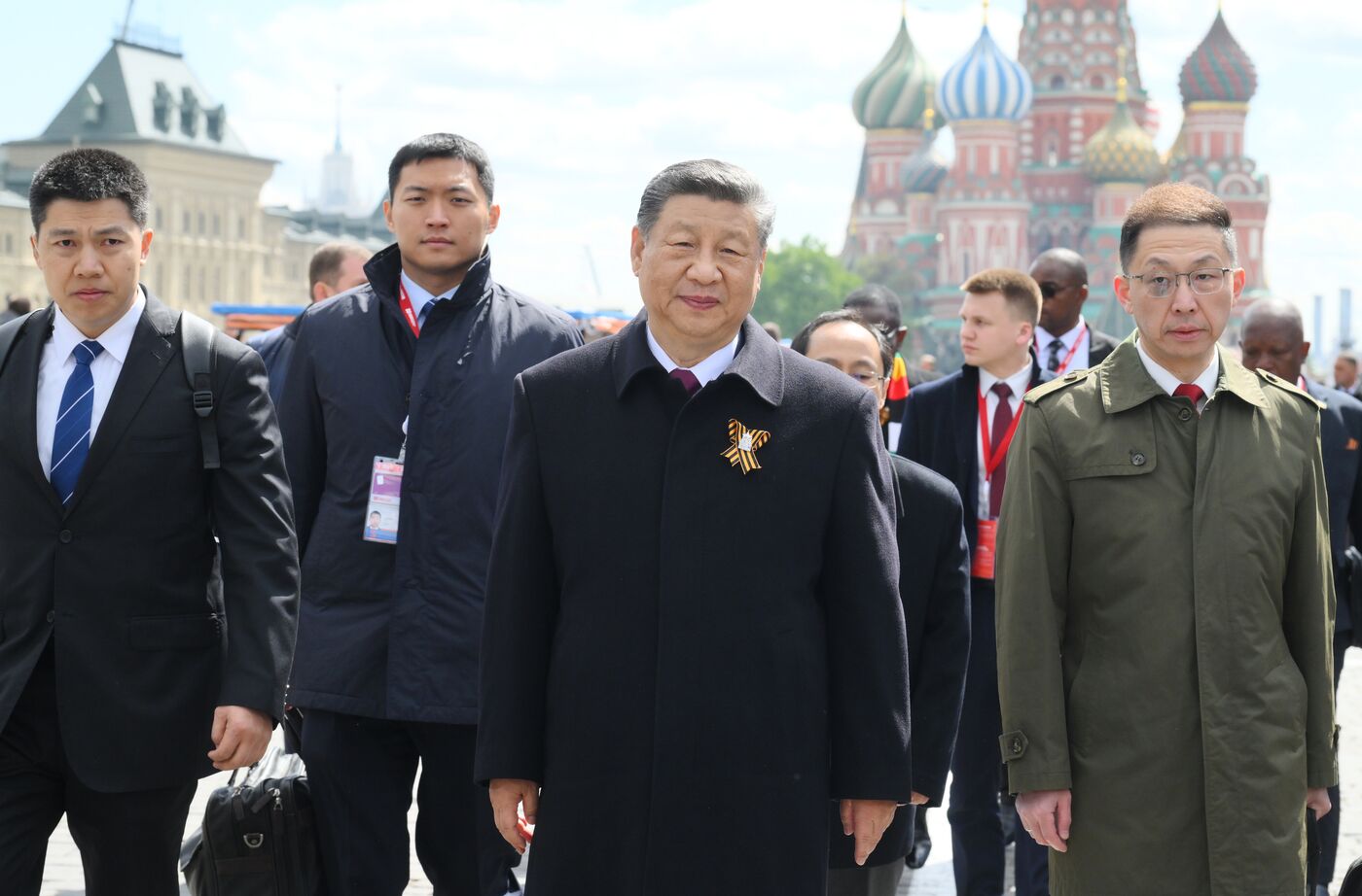 Президент РФ В. Путин и иностранные лидеры на военном параде в честь 80-летия Победы 