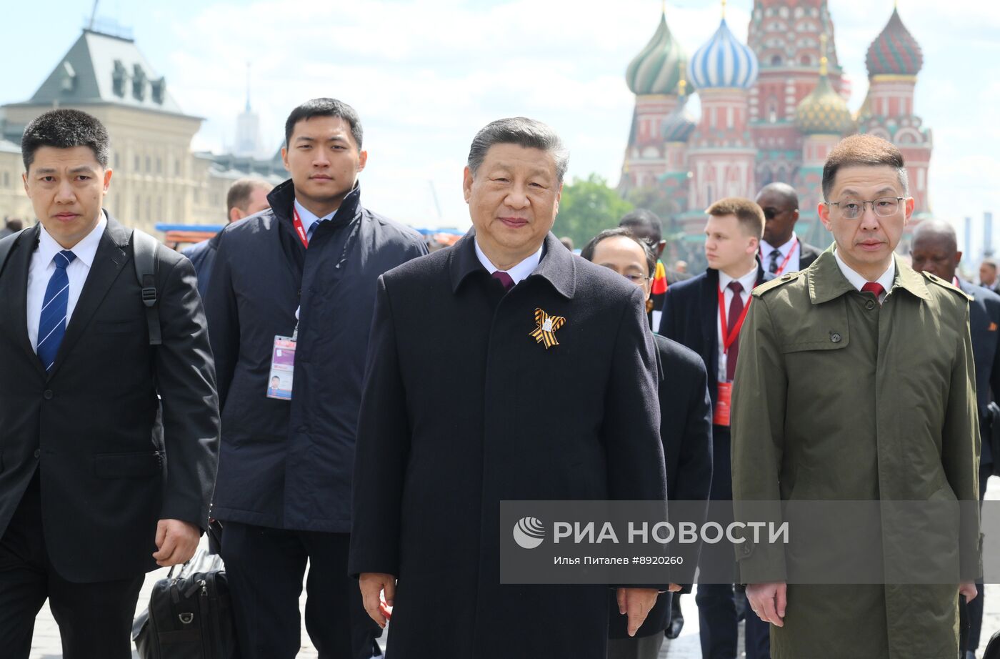 Президент РФ В. Путин и иностранные лидеры на военном параде в честь 80-летия Победы