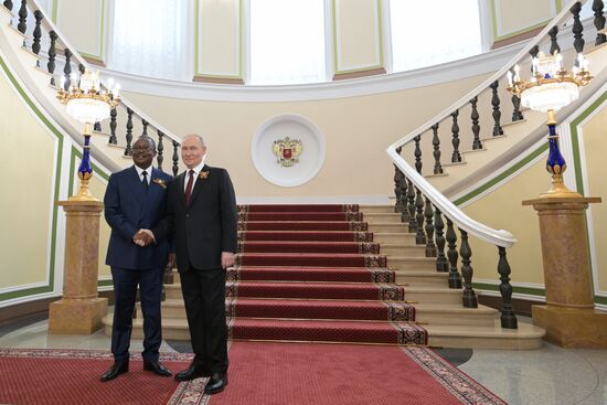 Президент РФ Владимир Путин и президент Гвинеи-Бисау Умару Сисоку Эмбало (слева) во время встречи в Кремле перед военным парадом, посвященном 80-летию Победы. 9 мая Россия отмечает 80-летие Победы в Великой Отечественной войне 1941-1945 годов. Место: Россия, Москва. Автор: Алексей Никольский/РИА Новости. Встреча президента РФ В. Путина и иностранных лидеров