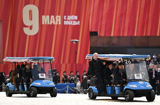 Иностранных делегатов везут на церемонию возложения цветов к Могиле Неизвестного солдата после военного парада на Красной площади в Москве, посвященного 80-летию Победы. 9 мая Россия отмечает 80-летие Победы в Великой Отечественной войне 1941-1945 годов. Место: Россия, Москва. Автор: Пелагия Тихонова/РИА Новости. Президент РФ В. Путин и иностранные лидеры на военном параде в честь 80-летия Победы
