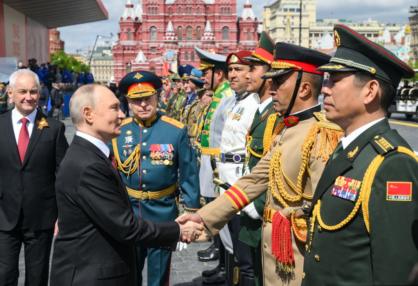 Президент РФ В. Путин и иностранные лидеры на военном параде в честь 80-летия Победы