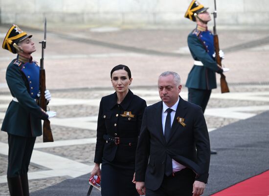 Президент Абхазии Бадра Гунба и его супруга Ирма Хашиг прибыли в Кремль на встречу с президентом РФ Владимиром Путиным перед военным парадом, посвященном 80-летию Победы. 9 мая Россия отмечает 80-летие Победы в Великой Отечественной войне 1941-1945 годов. Место: Россия, Москва. Автор: Алексей Даничев/РИА Новости. Встреча президента РФ В. Путина и иностранных лидеров