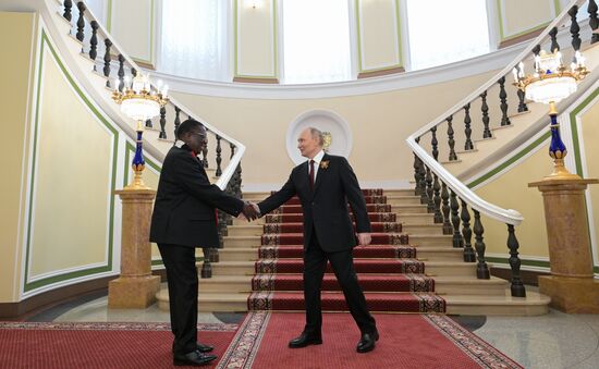 Президент РФ Владимир Путин и президент Зимбабве Эммерсон Мнангагва (слева) во время встречи в Кремле перед военным парадом, посвященном 80-летию Победы. 9 мая Россия отмечает 80-летие Победы в Великой Отечественной войне 1941-1945 годов. Место: Россия, Москва. Автор: Алексей Никольский/РИА Новости. Встреча президента РФ В. Путина и иностранных лидеров