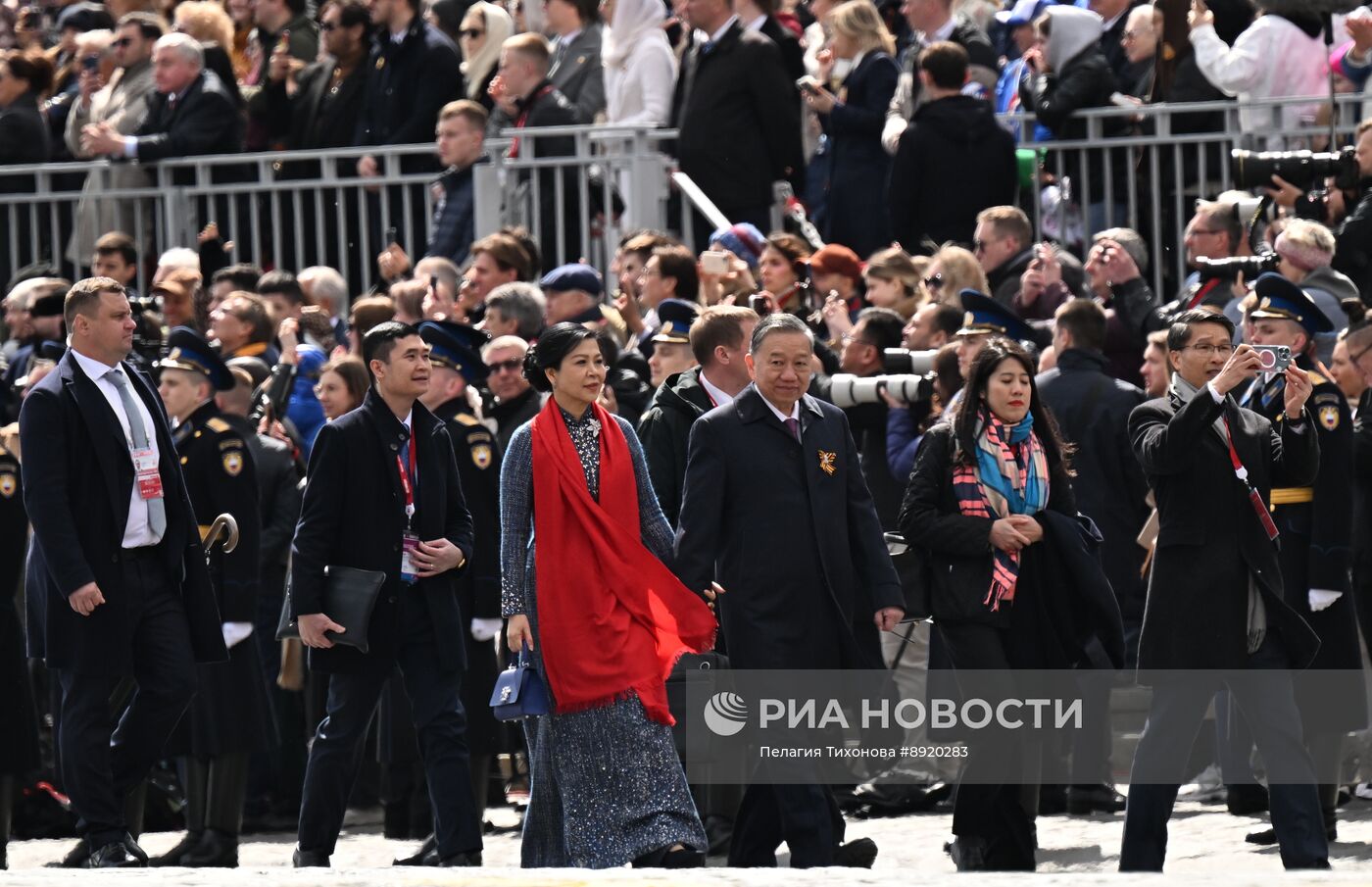 Президент РФ В. Путин и иностранные лидеры на военном параде в честь 80-летия Победы