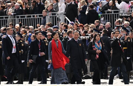 Генеральны секретарь Центрального комитета Коммунистической партии Вьетнама То Лам с супругой Нго Фыонг Ли на Красной площади в Москве после военного парада, посвященного 80-летию Победы. 9 мая Россия отмечает 80-летие Победы в Великой Отечественной войне 1941-1945 годов. Место: Россия, Москва. Автор: Пелагия Тихонова/РИА Новости. Президент РФ В. Путин и иностранные лидеры на военном параде в честь 80-летия Победы