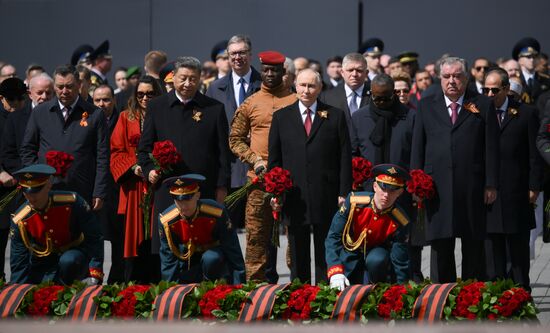 Церемония возложения цветов к Могиле Неизвестного солдата
