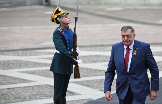 Президент Республики Сербской Милорад Додик прибыл в Кремль на встречу с президентом РФ Владимиром Путиным перед военным парадом, посвященном 80-летию Победы. 9 мая Россия отмечает 80-летие Победы в Великой Отечественной войне 1941-1945 годов. Место: Россия, Москва. Автор: Алексей Даничев/РИА Новости. Встреча президента РФ В. Путина и иностранных лидеров