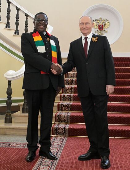 Президент РФ Владимир Путин и президент Зимбабве Эммерсон Мнангагва (слева) во время встречи в Кремле перед военным парадом, посвященном 80-летию Победы. 9 мая Россия отмечает 80-летие Победы в Великой Отечественной войне 1941-1945 годов. Место: Россия, Москва. Автор: Алексей Никольский/РИА Новости. Встреча президента РФ В. Путина и иностранных лидеров