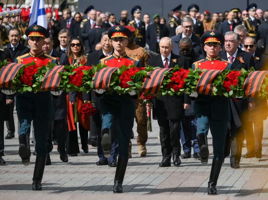 Церемония возложения цветов к Могиле Неизвестного солдата