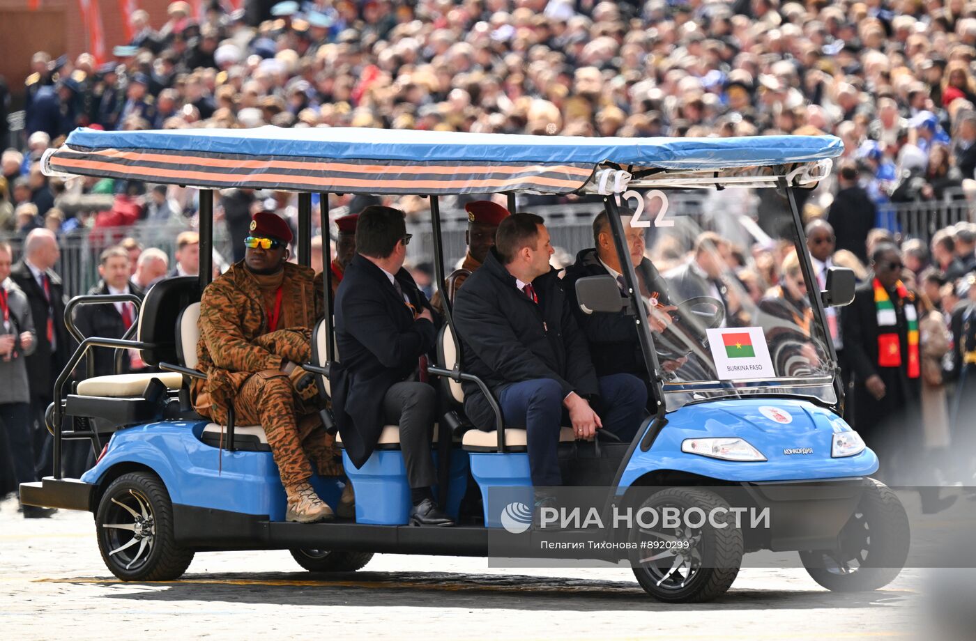 Президент РФ В. Путин и иностранные лидеры на военном параде в честь 80-летия Победы