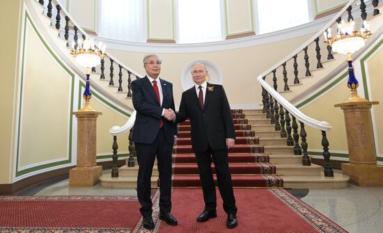 Президент РФ Владимир Путин и президент Республики Казахстан Касым-Жомарт Токаев (слева) во время встречи в Кремле перед военным парадом, посвященном 80-летию Победы. 9 мая Россия отмечает 80-летие Победы в Великой Отечественной войне 1941-1945 годов. Место: Россия, Москва. Автор: Алексей Никольский/РИА Новости. Встреча президента РФ В. Путина и иностранных лидеров