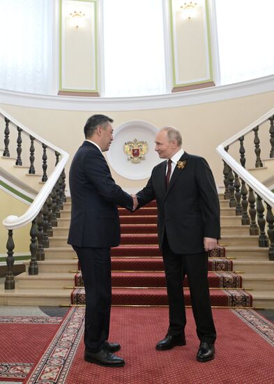 Президент РФ Владимир Путин и президент Киргизии Садыр Жапаров (слева) во время встречи в Кремле перед военным парадом, посвященном 80-летию Победы. 9 мая Россия отмечает 80-летие Победы в Великой Отечественной войне 1941-1945 годов. Место: Россия, Москва. Автор: Алексей Никольский/РИА Новости. Встреча президента РФ В. Путина и иностранных лидеров