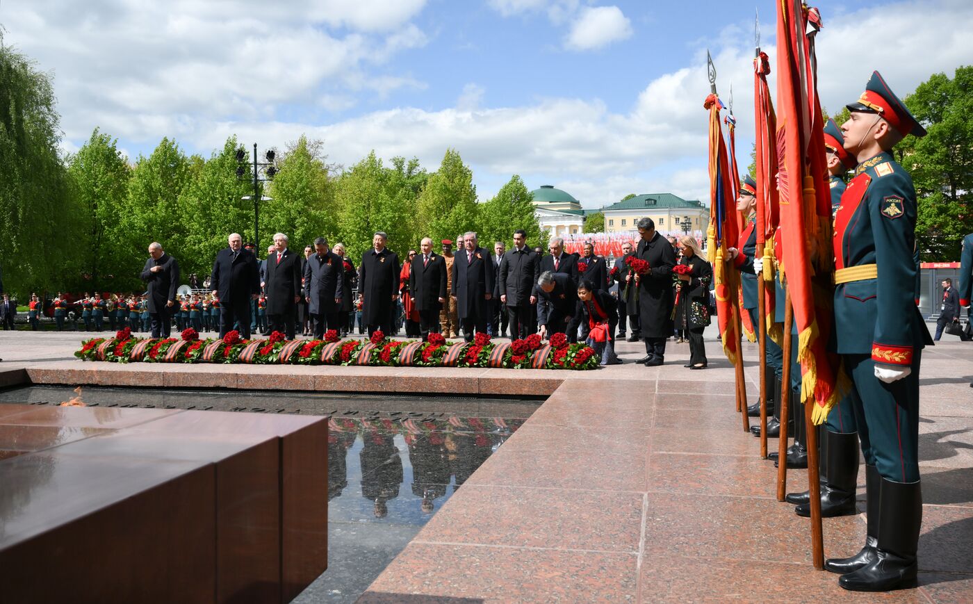 Церемония возложения цветов к Могиле Неизвестного солдата