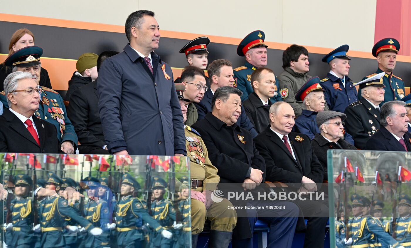 Президент РФ В. Путин и иностранные лидеры на военном параде в честь 80-летия Победы