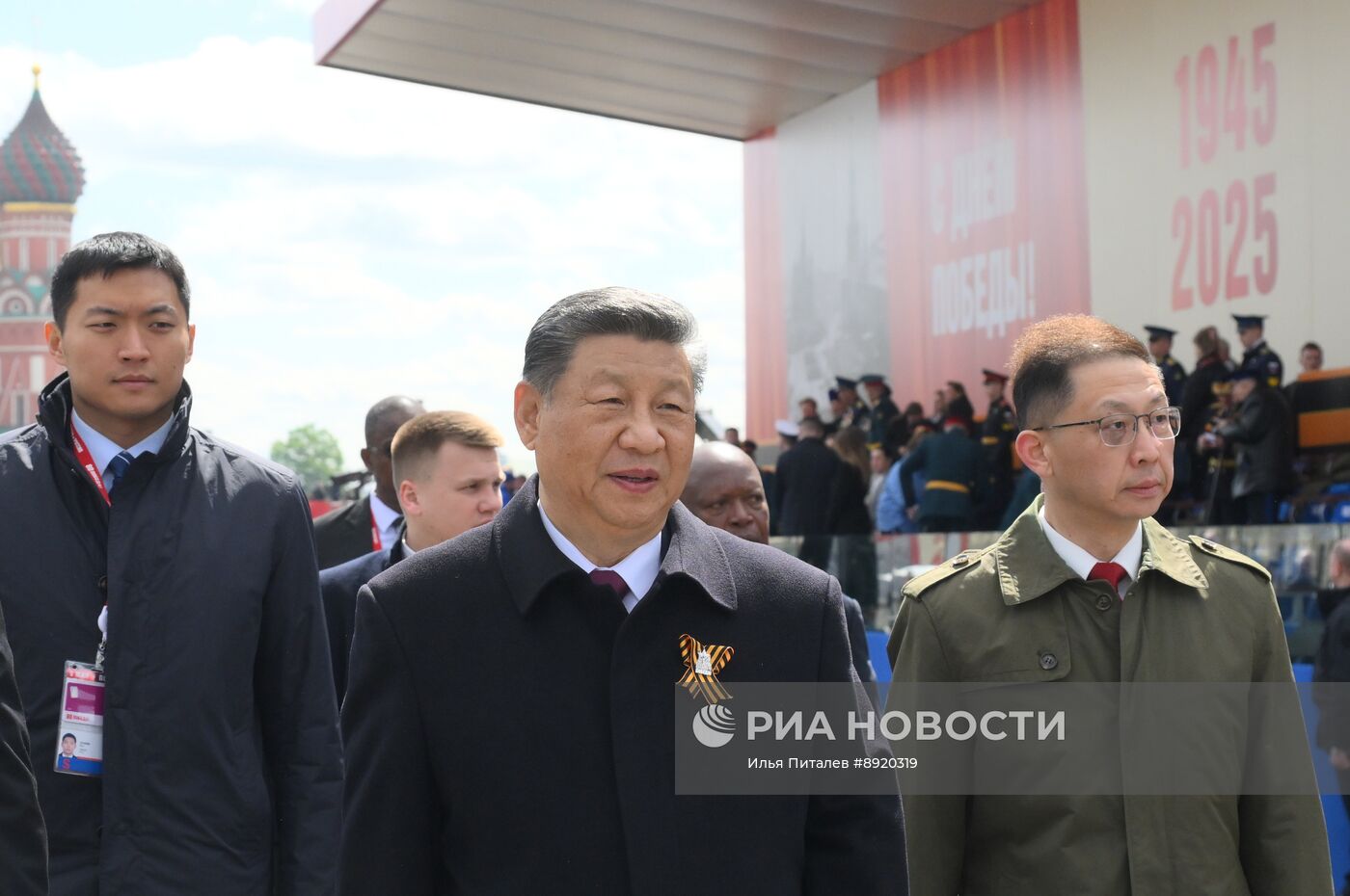 Президент РФ В. Путин и иностранные лидеры на военном параде в честь 80-летия Победы