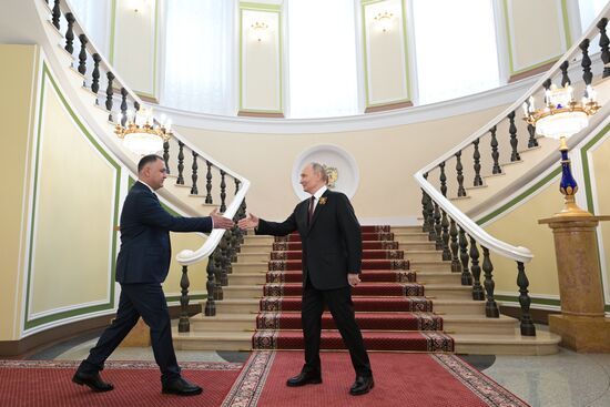 Президент РФ Владимир Путин и президент Южной Осетии Алан Гаглоев (слева) во время встречи в Кремле перед военным парадом, посвященном 80-летию Победы. 9 мая Россия отмечает 80-летие Победы в Великой Отечественной войне 1941-1945 годов. Место: Россия, Москва. Автор: Алексей Никольский/РИА Новости. Встреча президента РФ В. Путина и иностранных лидеров