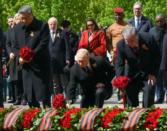 Церемония возложения цветов к Могиле Неизвестного солдата