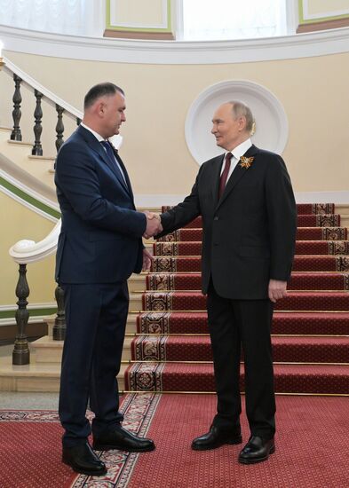 Президент РФ Владимир Путин и президент Южной Осетии Алан Гаглоев (слева) во время встречи в Кремле перед военным парадом, посвященном 80-летию Победы. 9 мая Россия отмечает 80-летие Победы в Великой Отечественной войне 1941-1945 годов. Место: Россия, Москва. Автор: Алексей Никольский/РИА Новости. Встреча президента РФ В. Путина и иностранных лидеров