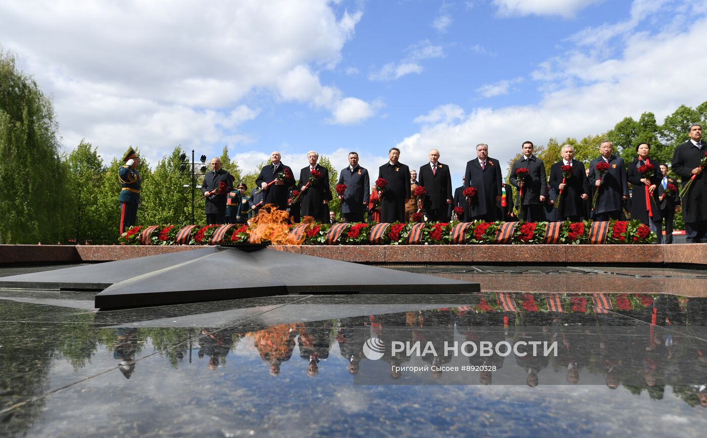 Церемония возложения цветов к Могиле Неизвестного солдата