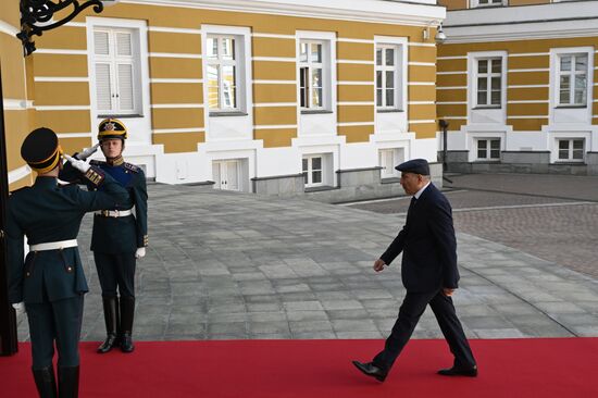 Премьер-министр Армении Никол Пашинян прибыл в Кремль на встречу с президентом РФ Владимиром Путиным перед военным парадом, посвященном 80-летию Победы. 9 мая Россия отмечает 80-летие Победы в Великой Отечественной войне 1941-1945 годов. Место: Россия, Москва. Автор: Алексей Даничев/РИА Новости. Встреча президента РФ В. Путина и иностранных лидеров