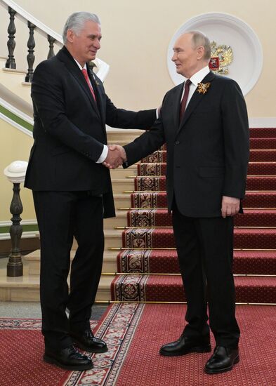 Президент РФ Владимир Путин и президент Кубы Мигель Диас-Канель (слева) во время встречи в Кремле перед военным парадом, посвященном 80-летию Победы. 9 мая Россия отмечает 80-летие Победы в Великой Отечественной войне 1941-1945 годов. Место: Россия, Москва. Автор: Алексей Никольский/РИА Новости. Встреча президента РФ В. Путина и иностранных лидеров