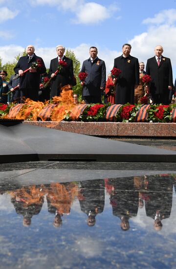 Церемония возложения цветов к Могиле Неизвестного солдата