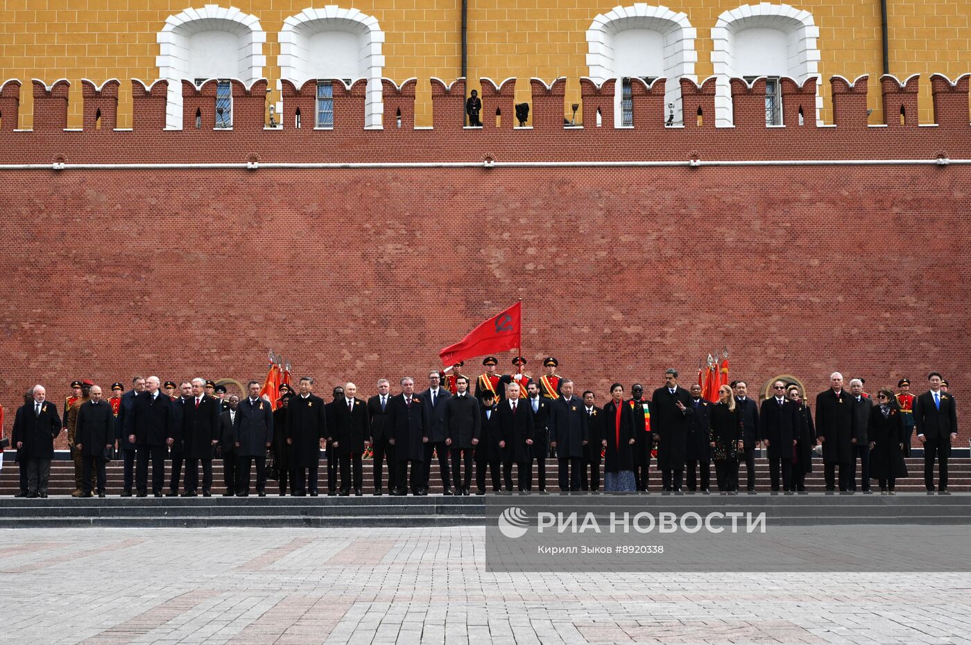Церемония возложения цветов к Могиле Неизвестного солдата