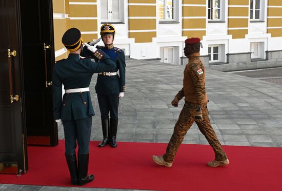 Президент Буркина-Фасо Ибрагим Траоре прибыл в Кремль на встречу с президентом РФ Владимиром Путиным перед военным парадом, посвященном 80-летию Победы. 9 мая Россия отмечает 80-летие Победы в Великой Отечественной войне 1941-1945 годов. Место: Россия, Москва. Автор: Алексей Даничев/РИА Новости. Встреча президента РФ В. Путина и иностранных лидеров