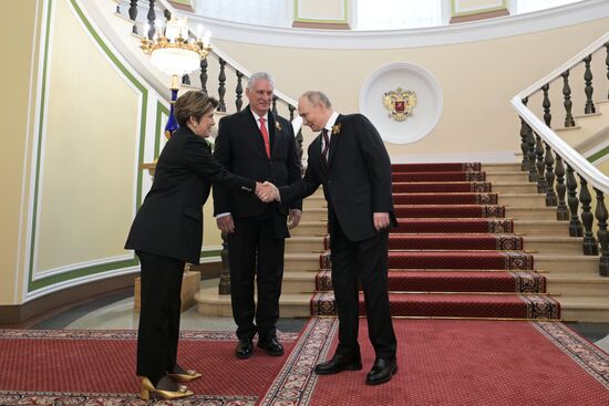 Президент РФ Владимир Путин, президент Кубы Мигель Диас-Канель (в центре) и его супруга Лис Куеста Пераса во время встречи в Кремле перед военным парадом, посвященном 80-летию Победы. 9 мая Россия отмечает 80-летие Победы в Великой Отечественной войне 1941-1945 годов. Место: Россия, Москва. Автор: Алексей Никольский/РИА Новости. Встреча президента РФ В. Путина и иностранных лидеров