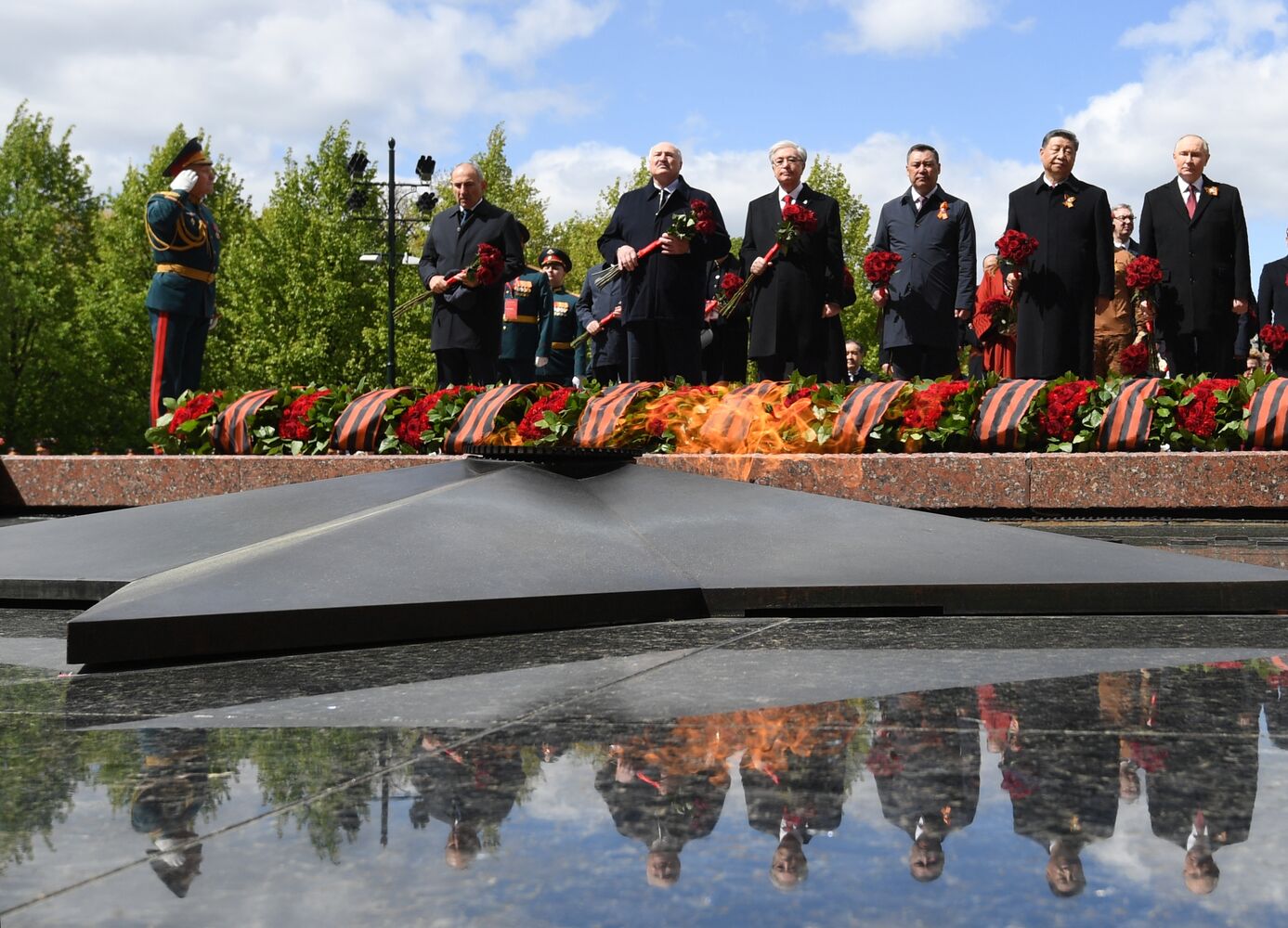 Церемония возложения цветов к Могиле Неизвестного солдата