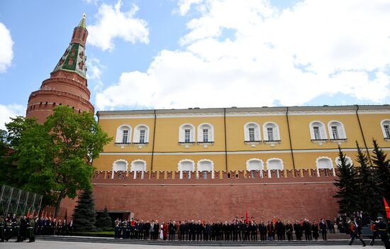 Церемония возложения цветов к Могиле Неизвестного солдата