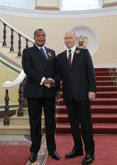 Президент РФ Владимир Путин и президент Республики Конго Дени Сассу-Нгессо (слева) во время встречи в Кремле перед военным парадом, посвященном 80-летию Победы. 9 мая Россия отмечает 80-летие Победы в Великой Отечественной войне 1941-1945 годов. Место: Россия, Москва. Автор: Алексей Никольский/РИА Новости. Встреча президента РФ В. Путина и иностранных лидеров