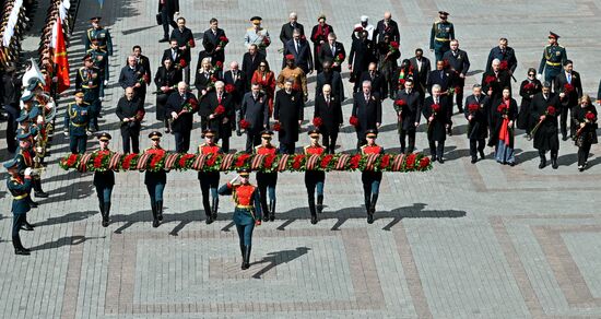 Церемония возложения цветов к Могиле Неизвестного солдата