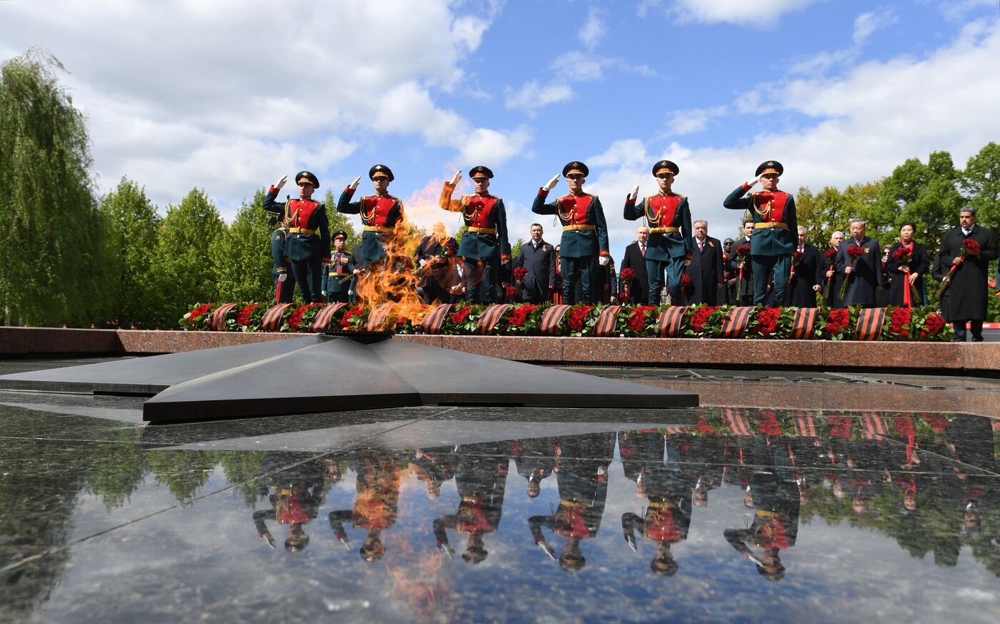 Церемония возложения цветов к Могиле Неизвестного солдата