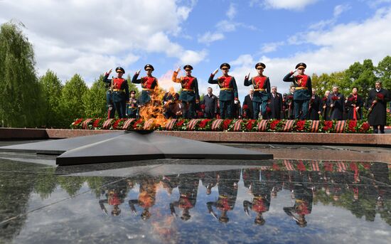 Церемония возложения цветов к Могиле Неизвестного солдата
