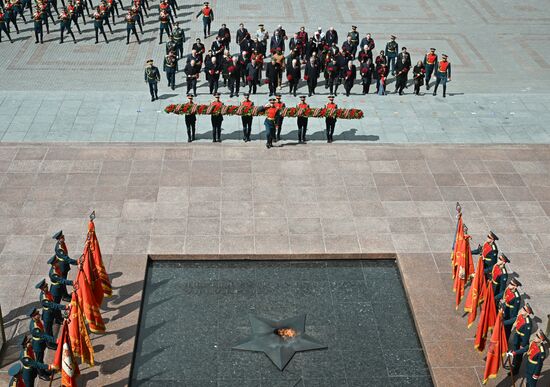 Церемония возложения цветов к Могиле Неизвестного солдата