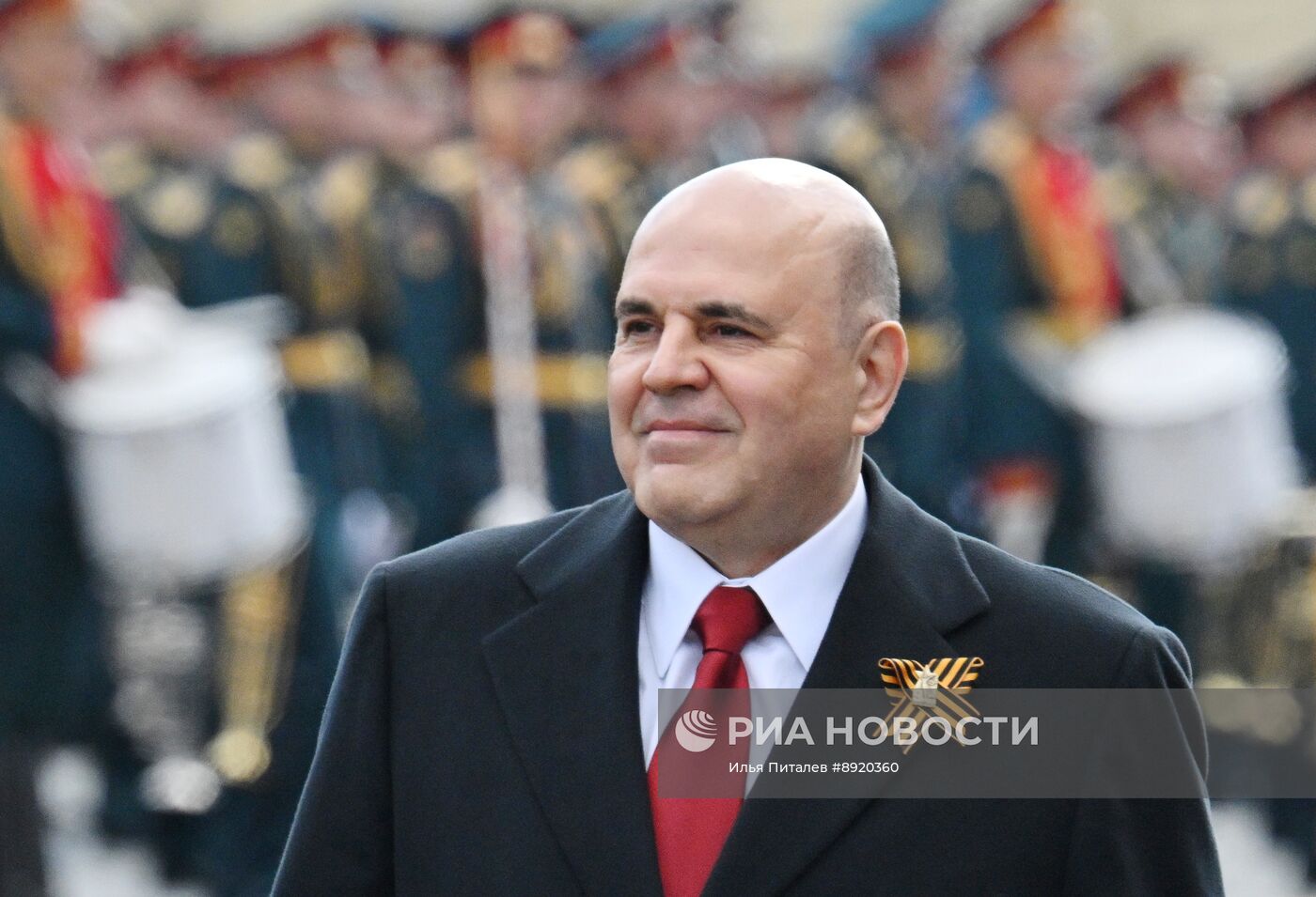 Официальные лица на военном параде в честь 80-летия Победы