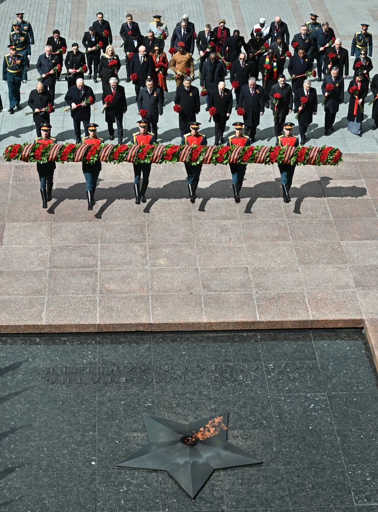 Церемония возложения цветов к Могиле Неизвестного солдата