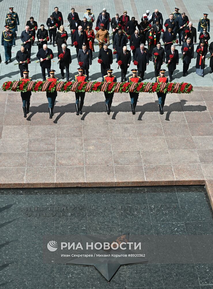 Церемония возложения цветов к Могиле Неизвестного солдата