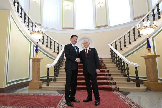 Президент РФ Владимир Путин и президент Монголии Ухнаагийн Хурэлсух (слева) во время встречи в Кремле перед военным парадом, посвященном 80-летию Победы. 9 мая Россия отмечает 80-летие Победы в Великой Отечественной войне 1941-1945 годов. Место: Россия, Москва. Автор: Алексей Никольский/РИА Новости. Встреча президента РФ В. Путина и иностранных лидеров