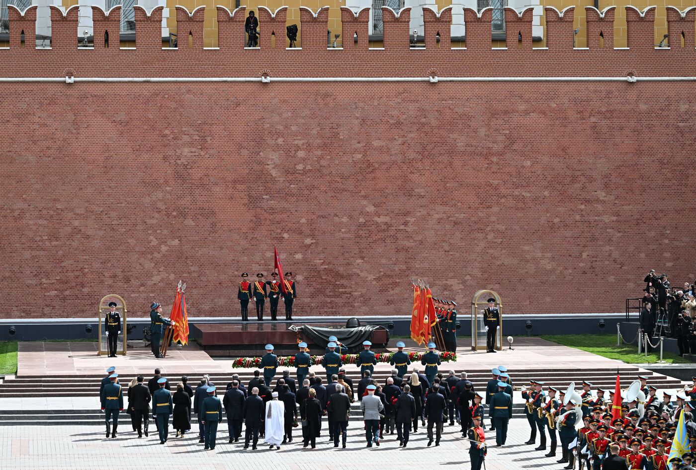 Церемония возложения цветов к Могиле Неизвестного солдата