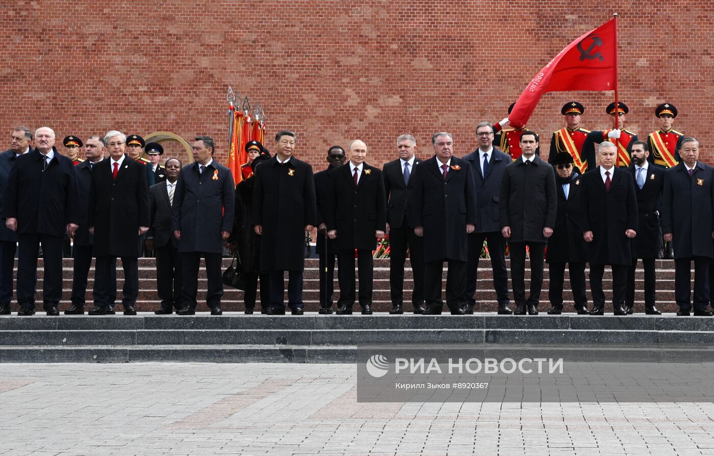 Церемония возложения цветов к Могиле Неизвестного солдата