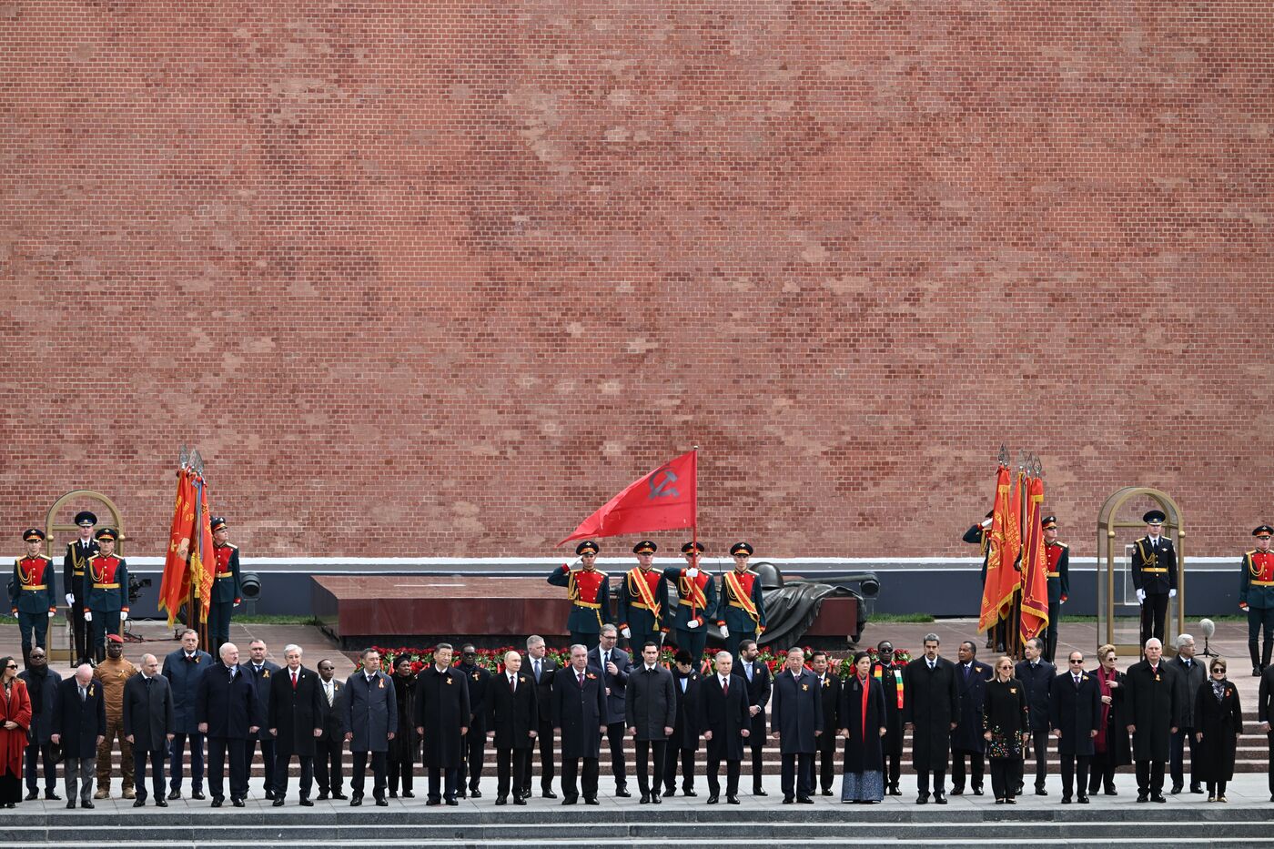 Церемония возложения цветов к Могиле Неизвестного солдата