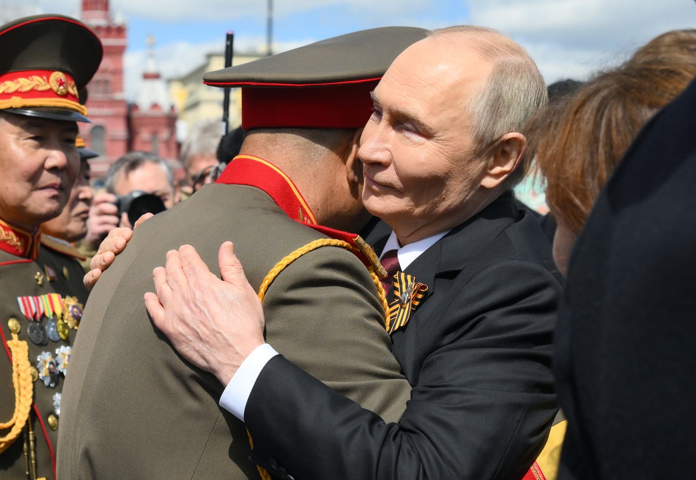 Президент РФ В. Путин и иностранные лидеры на военном параде в честь 80-летия Победы