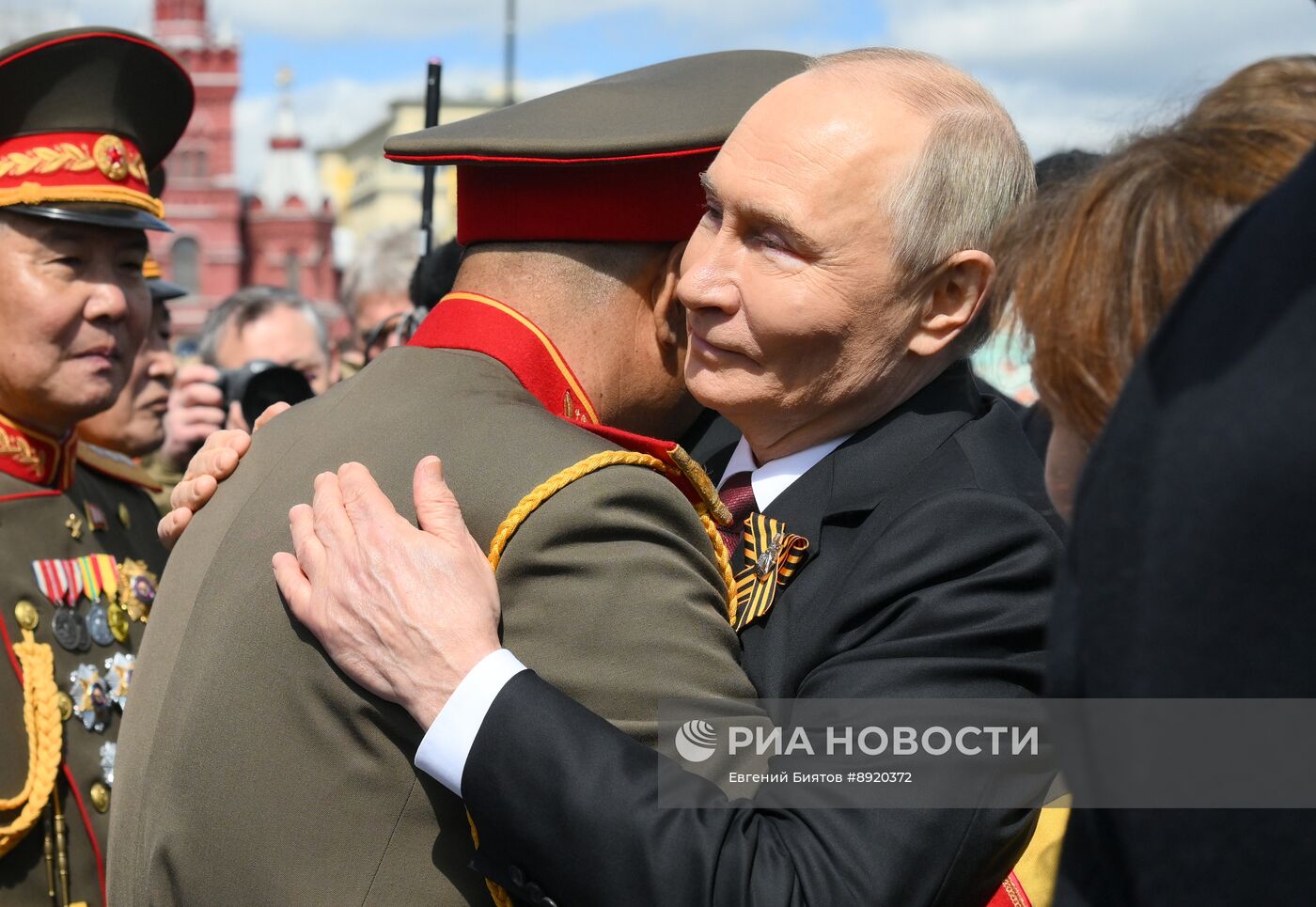 Президент РФ В. Путин и иностранные лидеры на военном параде в честь 80-летия Победы