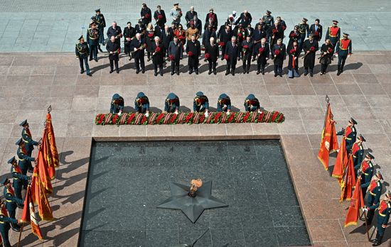 Церемония возложения цветов к Могиле Неизвестного солдата