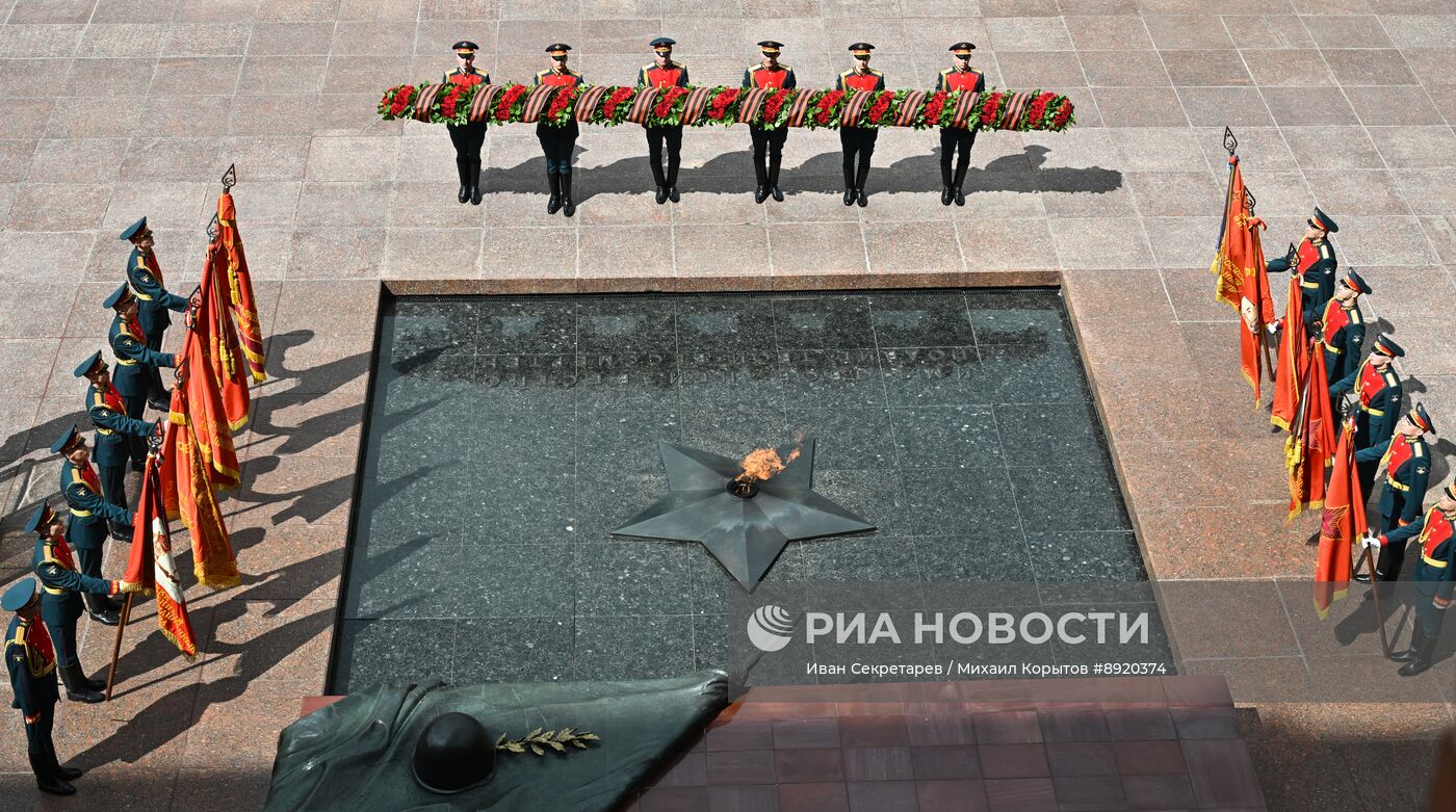 Церемония возложения цветов к Могиле Неизвестного солдата