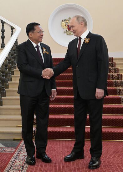 Президент РФ Владимир Путин и председатель Государственного административного совета Мьянмы генерал Мин Аунг Хлайн (слева) во время встречи в Кремле перед военным парадом, посвященном 80-летию Победы. 9 мая Россия отмечает 80-летие Победы в Великой Отечественной войне 1941-1945 годов. Место: Россия, Москва. Автор: Алексей Никольский/РИА Новости. Встреча президента РФ В. Путина и иностранных лидеров