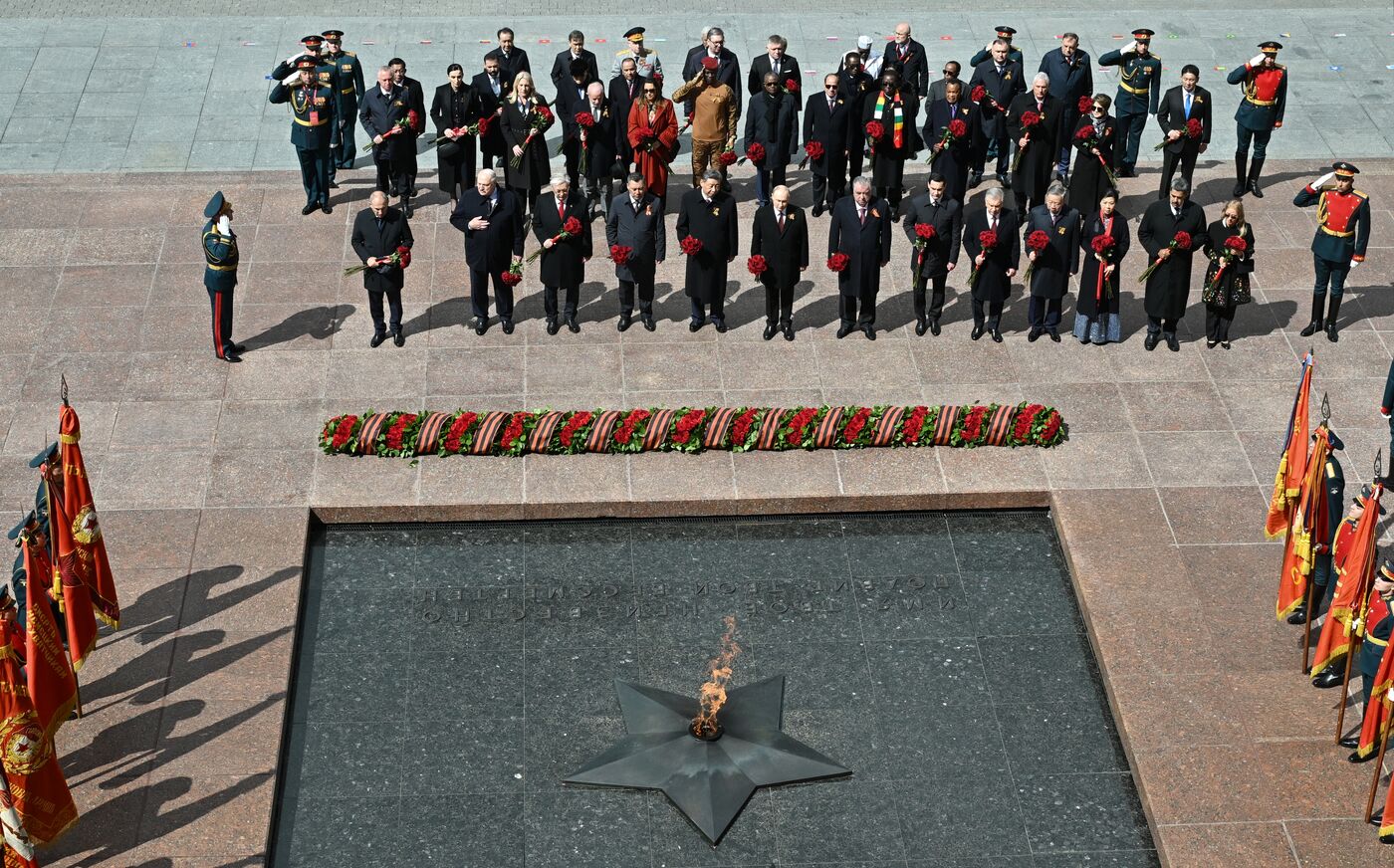 Церемония возложения цветов к Могиле Неизвестного солдата